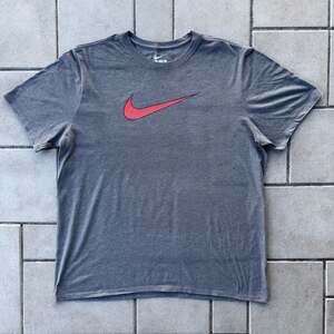 Nike Men’s Grey Heather T-Shirt with Red Dotted Swoosh Logo XXL